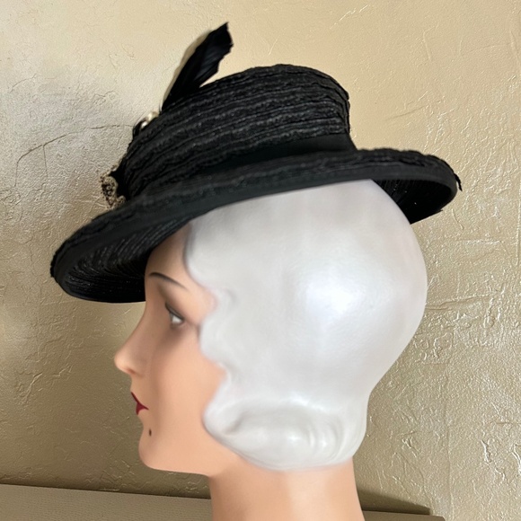 EXCEPTIONAL 1940s\' BLACK STRAW FEDORA WITH IVORY EDGED TRIM & FEATHERS main image 5